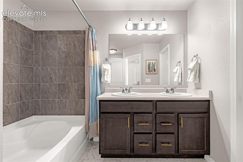 Image 18 of 35: Bathroom