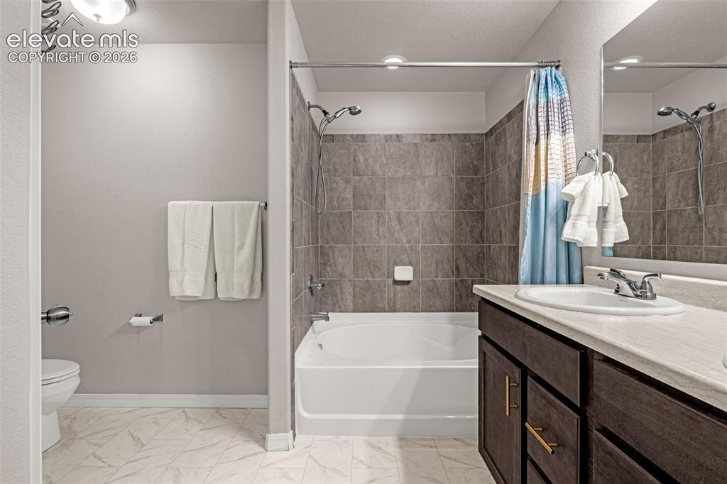 Image 19 of 35: Bathroom
