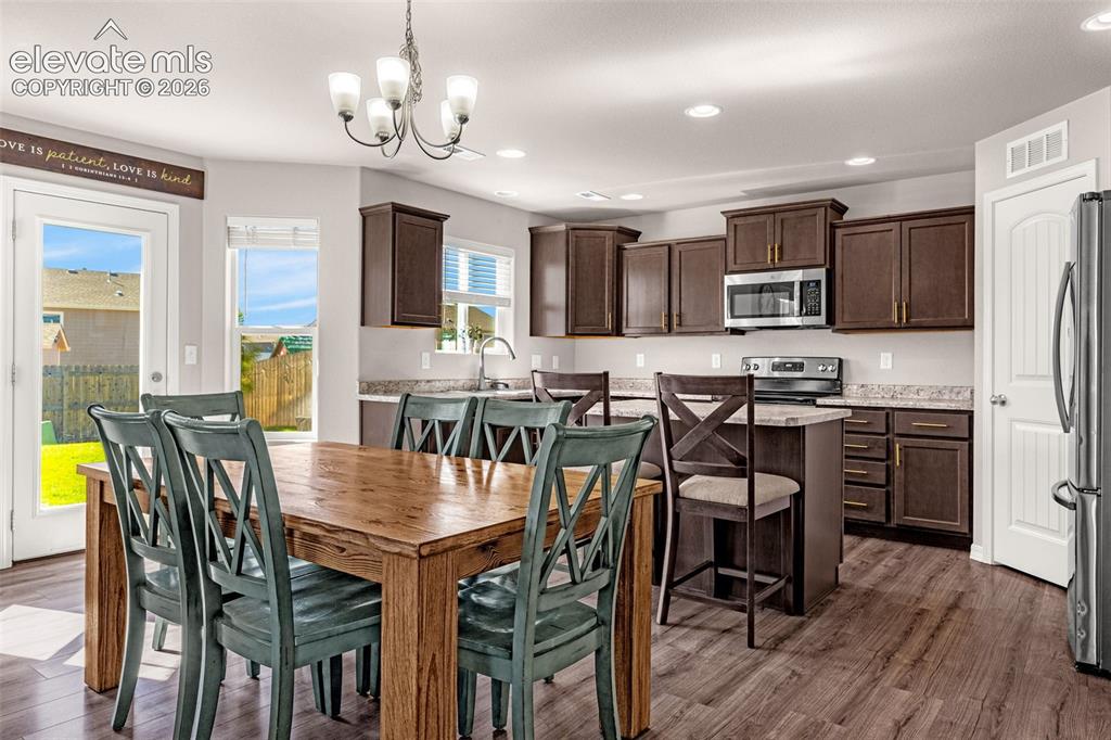 Image 6 of 35: Dining Area