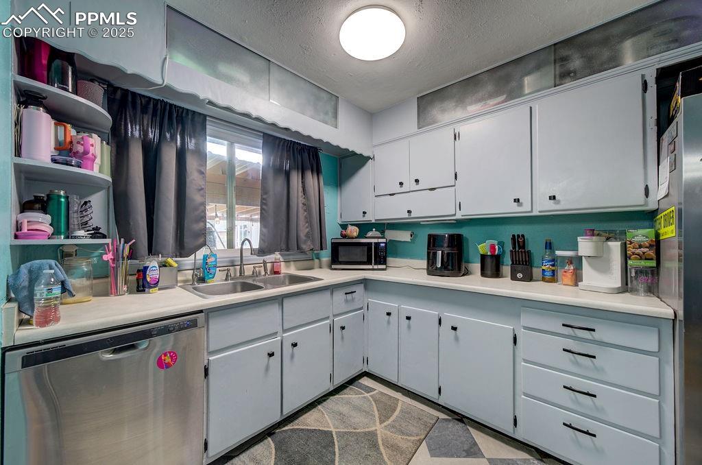 Image 17 of 41: Kitchen