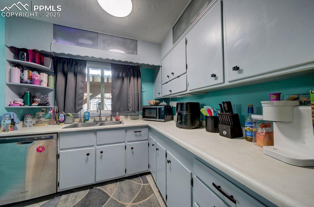 Image 19 of 41: Kitchen