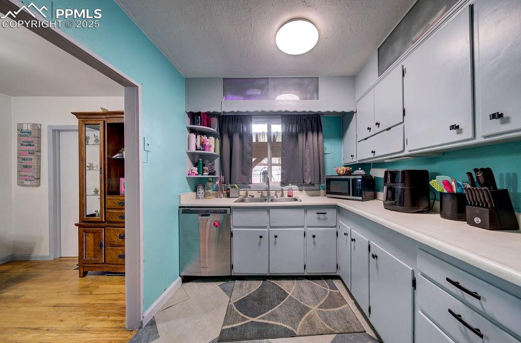 Image 20 of 41: Kitchen