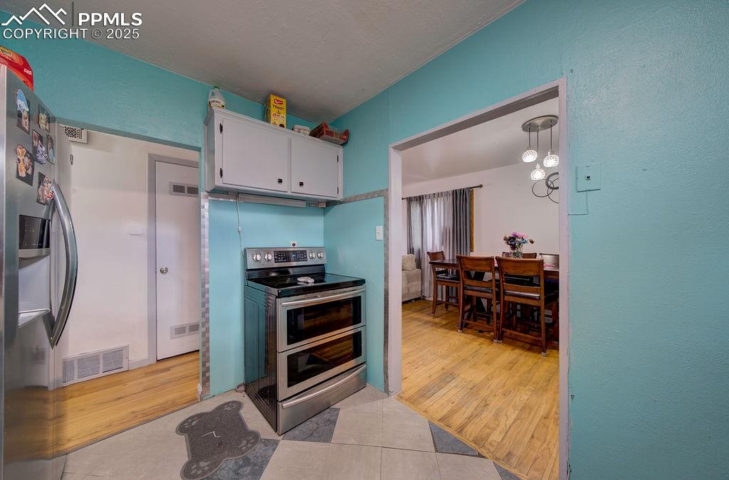 Image 21 of 41: Kitchen