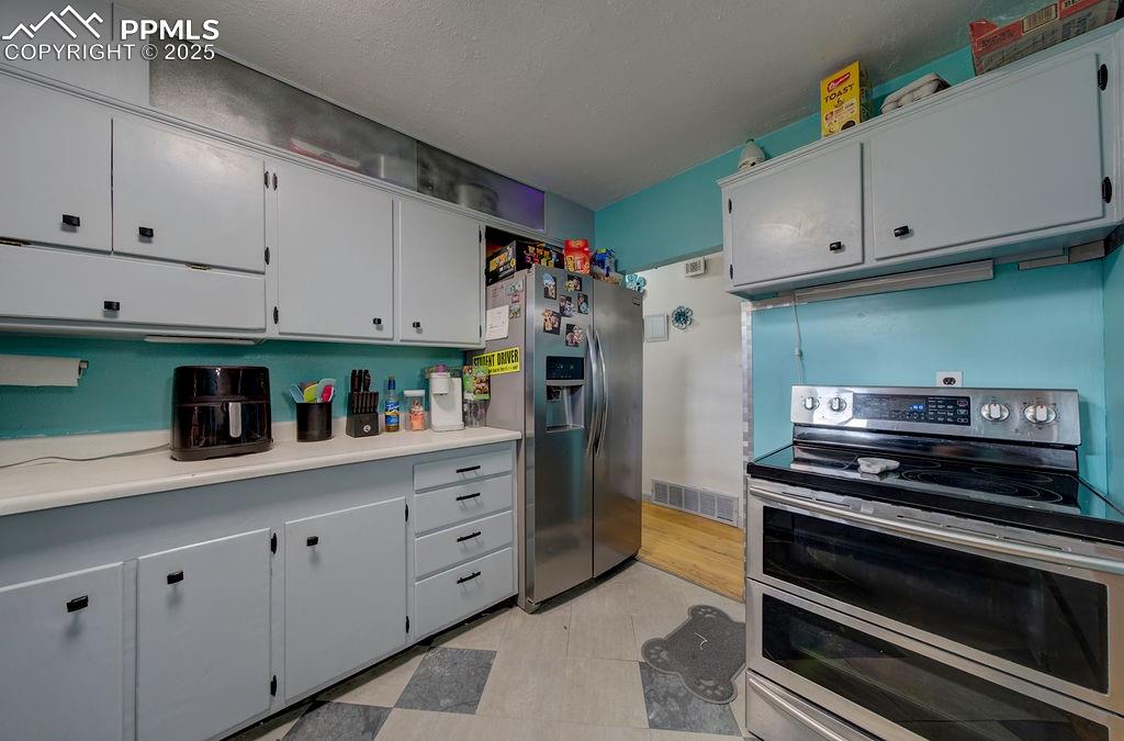 Image 22 of 41: Kitchen