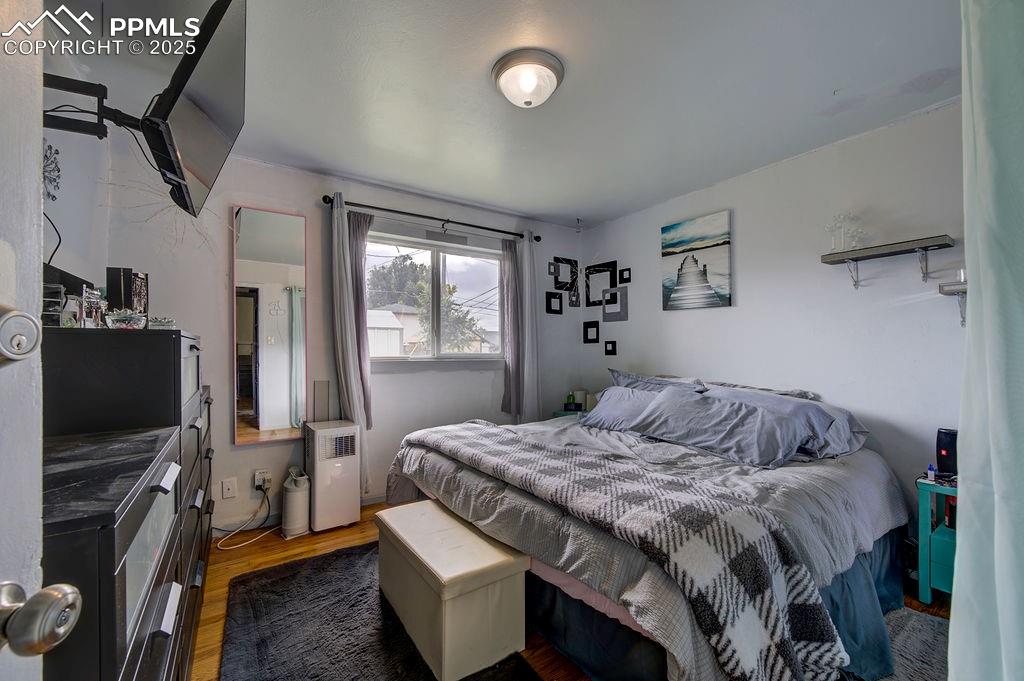 Image 26 of 41: Bedroom