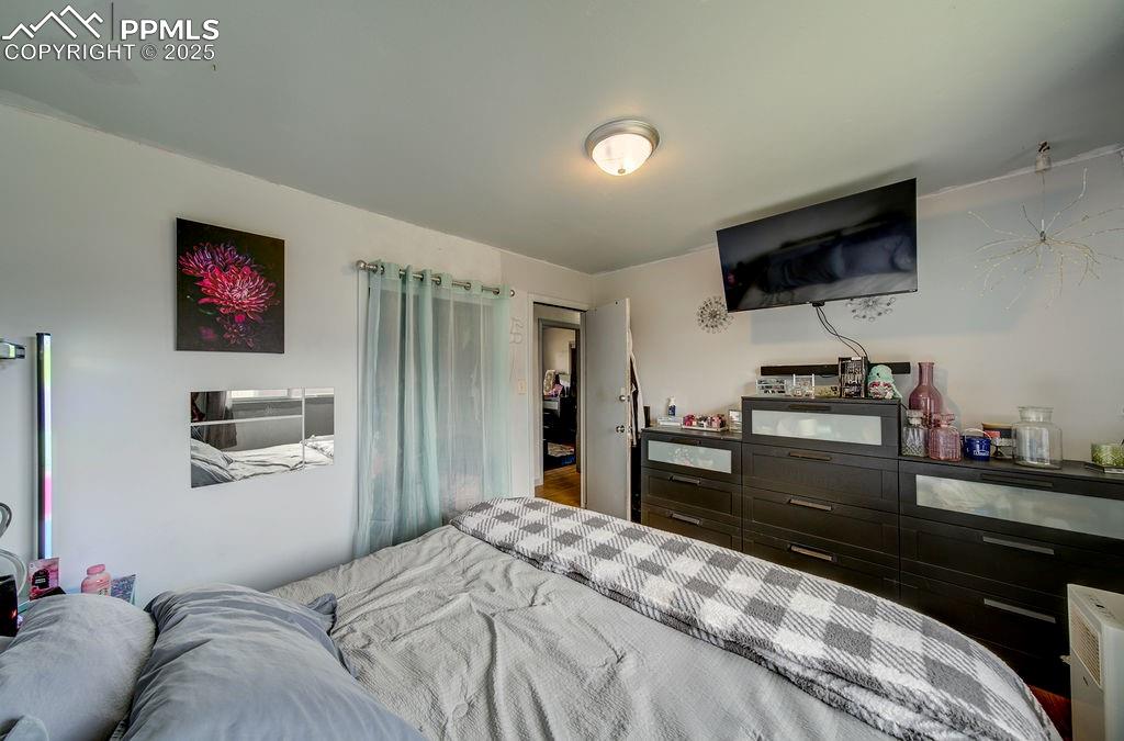 Image 28 of 41: Bedroom