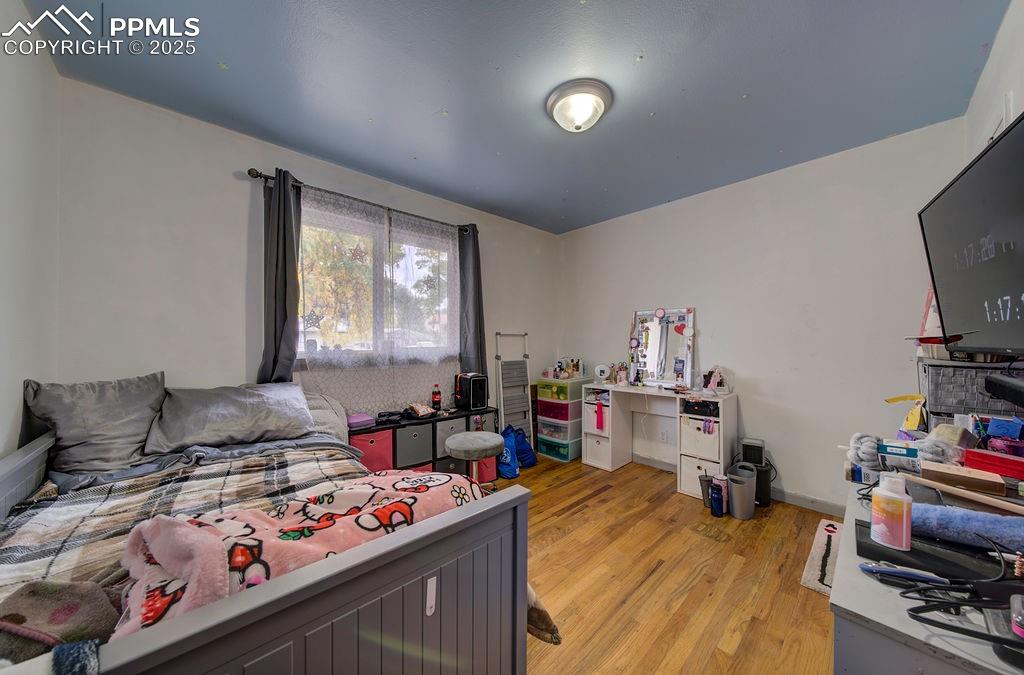 Image 31 of 41: Bedroom