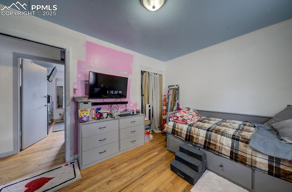 Image 32 of 41: Bedroom