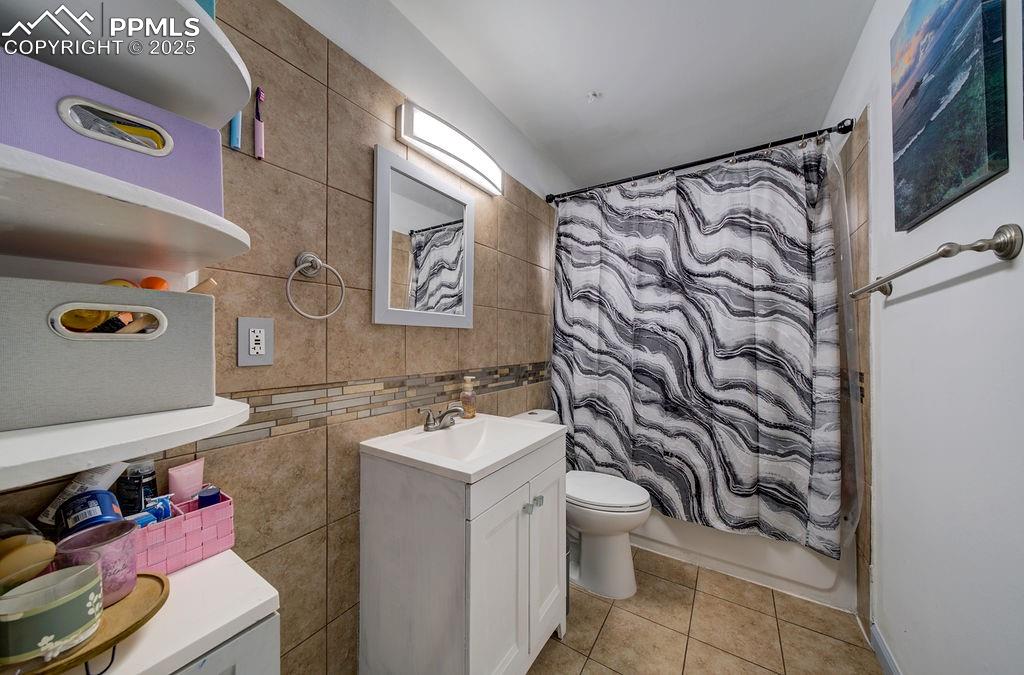 Image 33 of 41: Bathroom