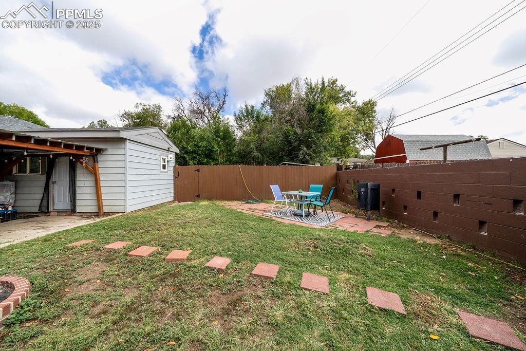 Image 36 of 41: Yard