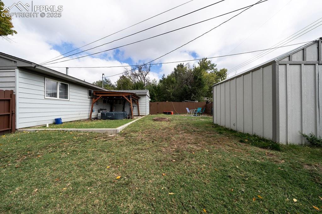 Image 38 of 41: Yard