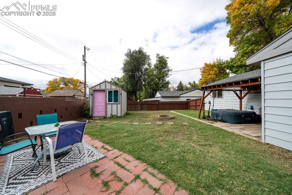 Image 39 of 41: Yard