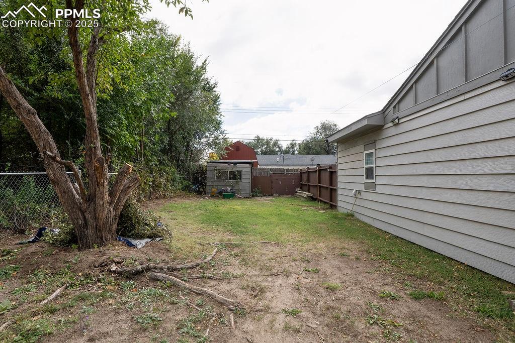 Image 40 of 41: Yard