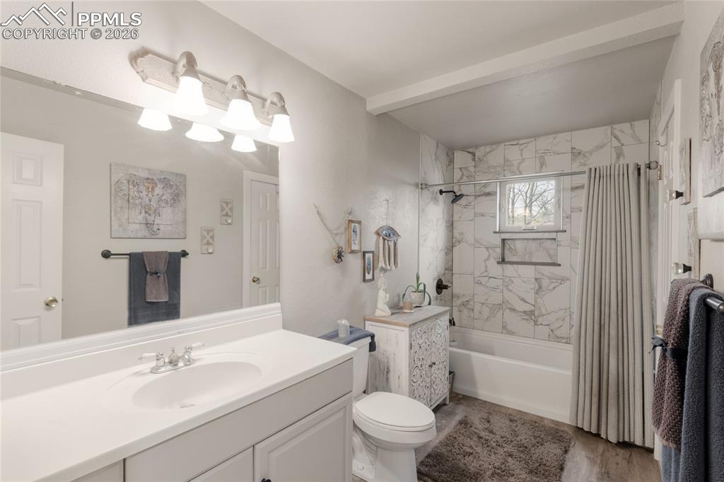 Image 18 of 36: Bathroom