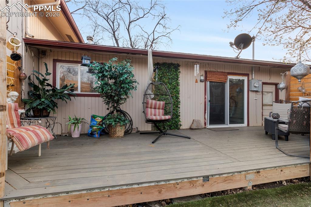 Image 32 of 36: Deck