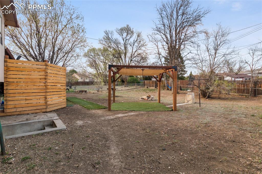 Image 33 of 36: Yard