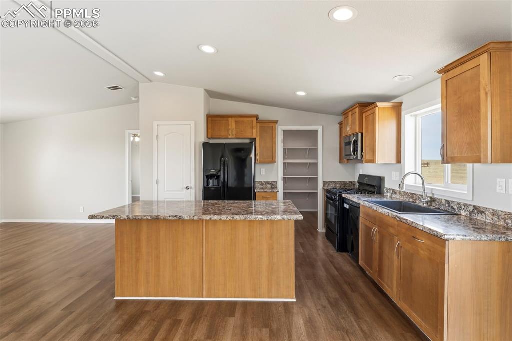 Image 15 of 39: Kitchen