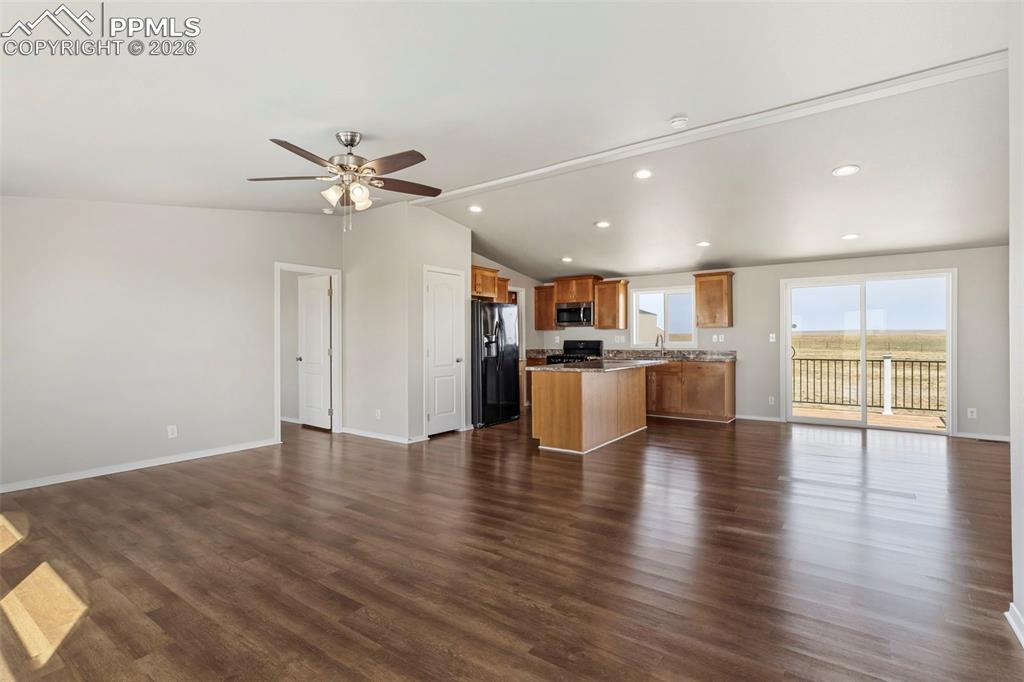 Image 16 of 39: Kitchen