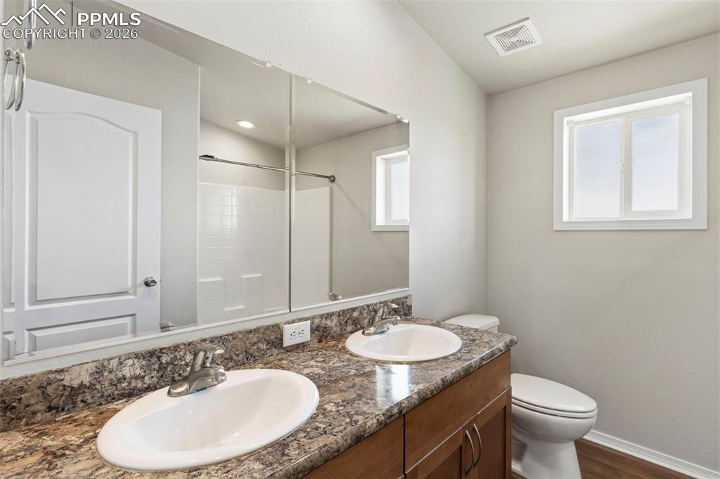 Image 24 of 39: Bathroom