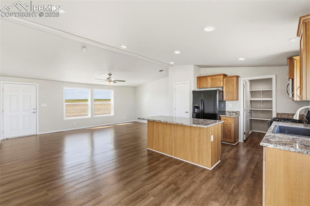 Image 25 of 39: Kitchen