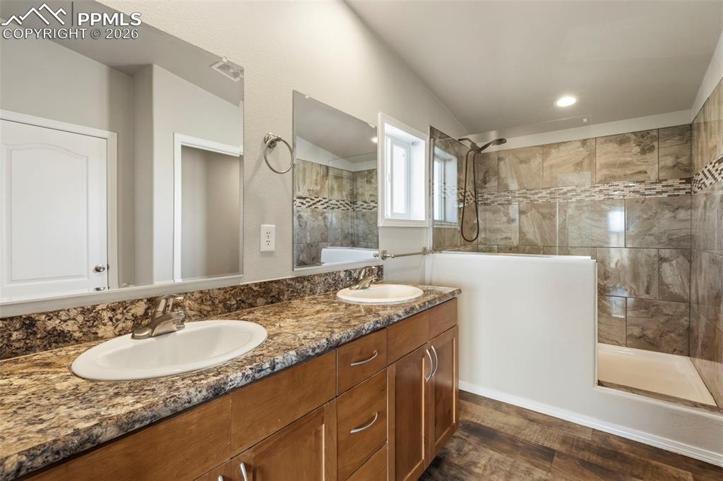 Image 28 of 39: Bathroom