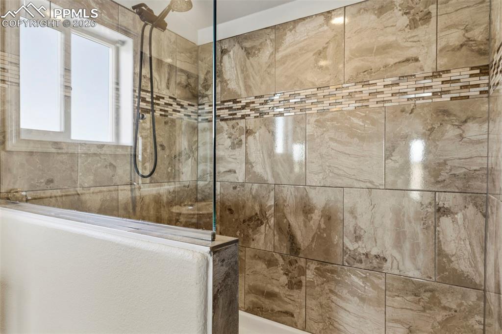 Image 29 of 39: Bathroom