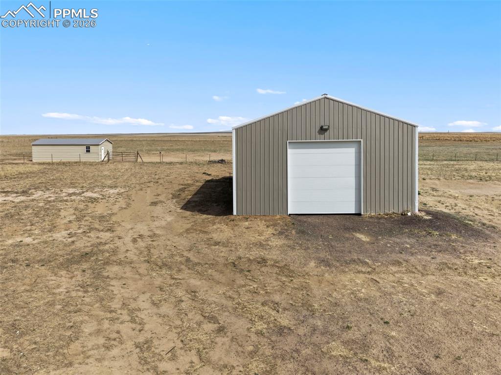 Image 32 of 39: Garage