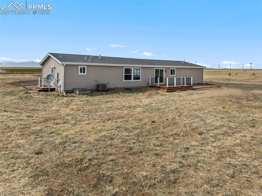 Image 7 of 39: Back of Structure