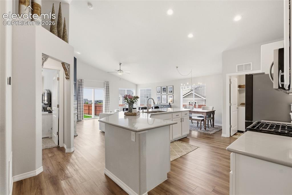 Image 10 of 50: Kitchen