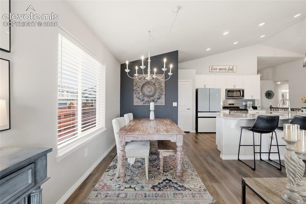 Image 18 of 50: Dining Area