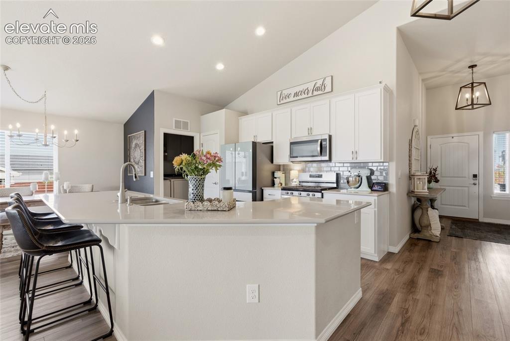 Image 19 of 50: Kitchen