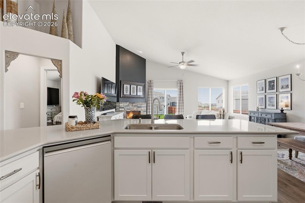 Image 9 of 50: Kitchen