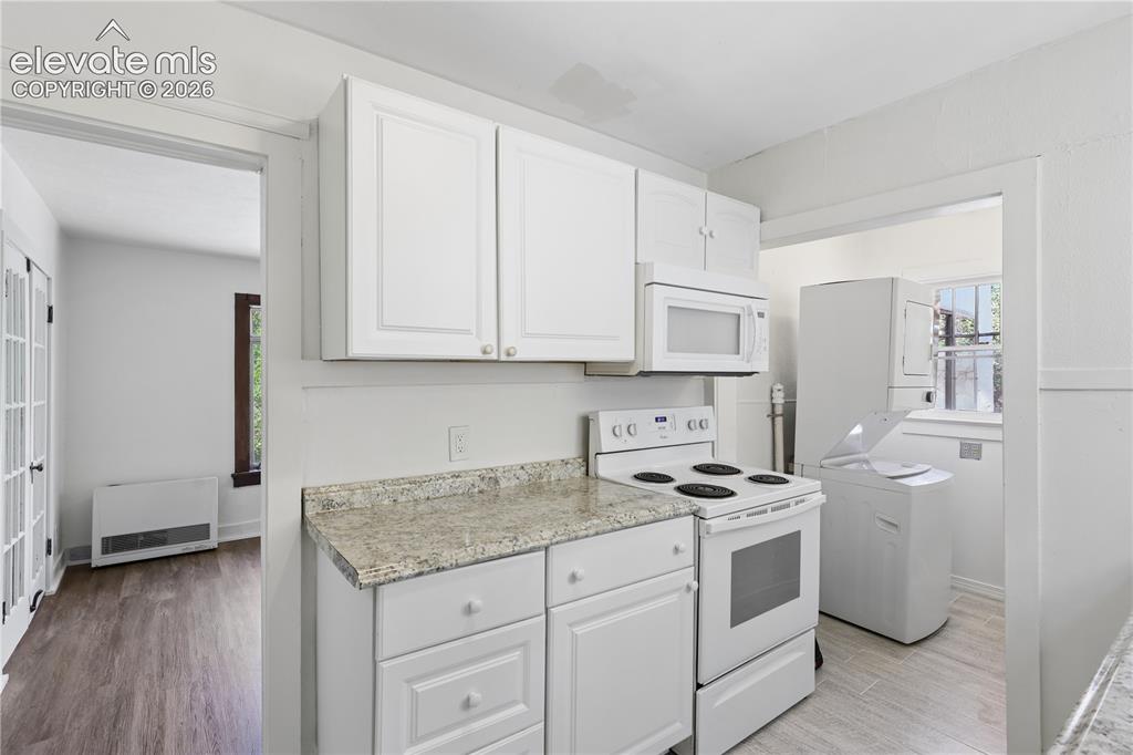 Image 10 of 18: Kitchen
