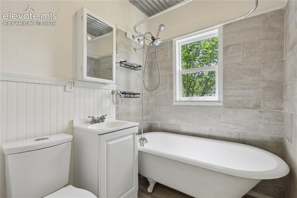 Image 11 of 18: Bathroom