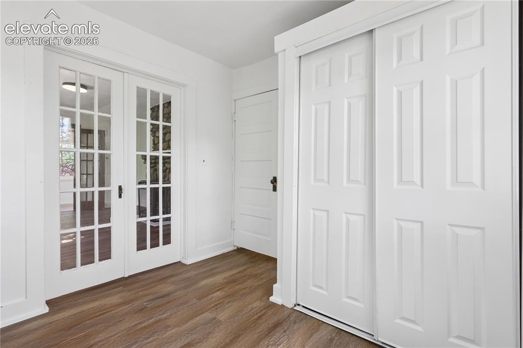 Image 16 of 18: Bedroom