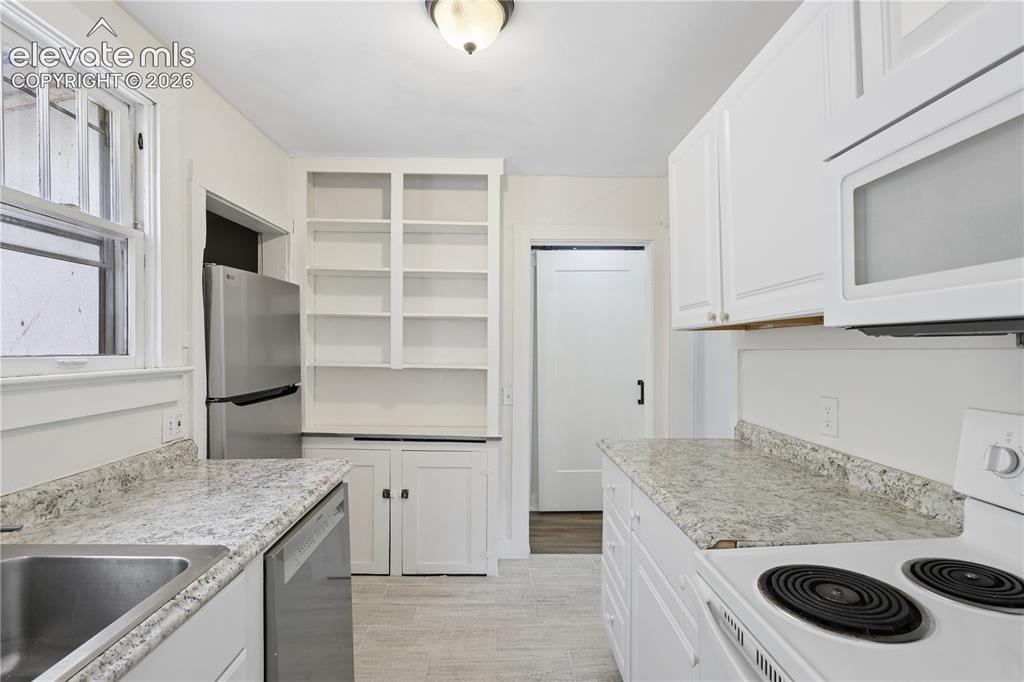 Image 8 of 18: Kitchen