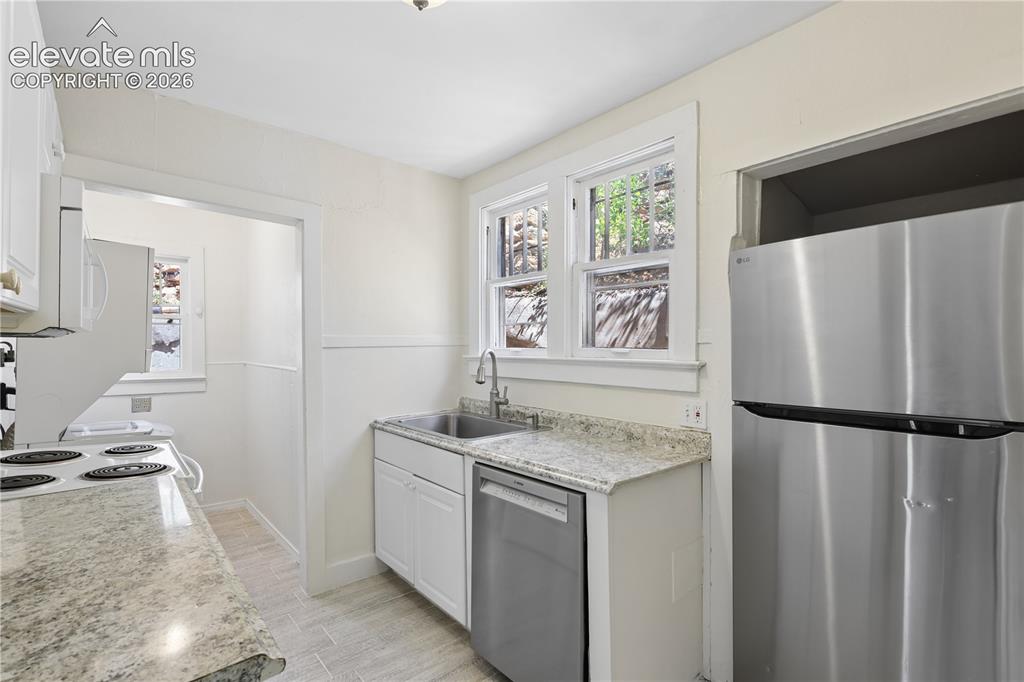 Image 9 of 18: Kitchen