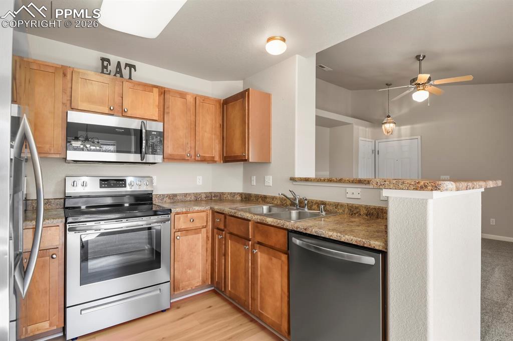 Image 10 of 31: Kitchen