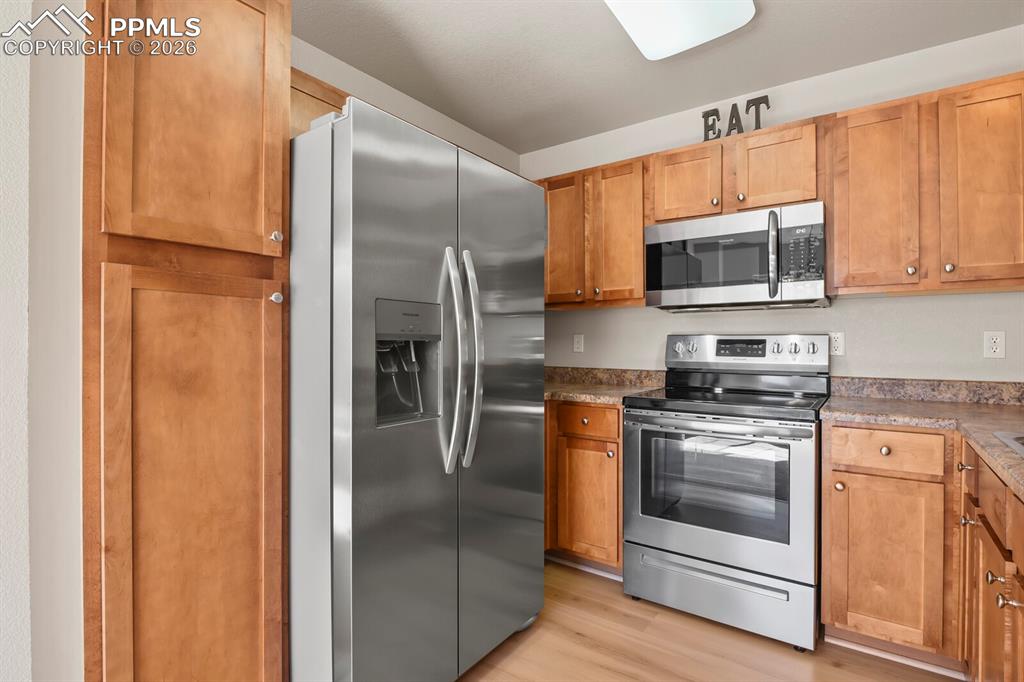 Image 11 of 31: Kitchen