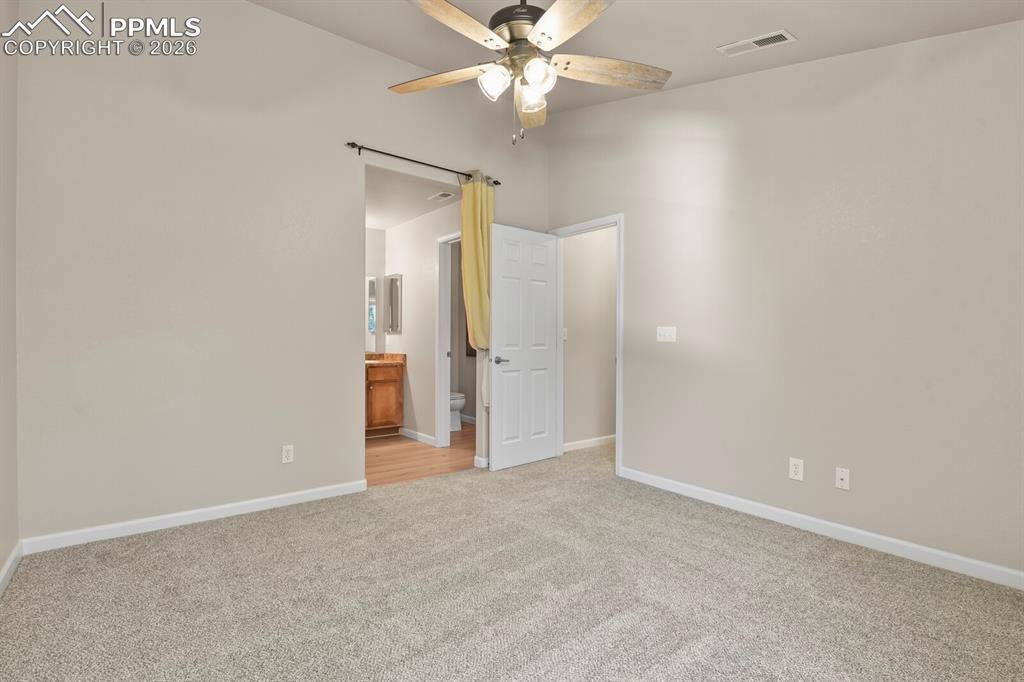 Image 18 of 31: Bedroom