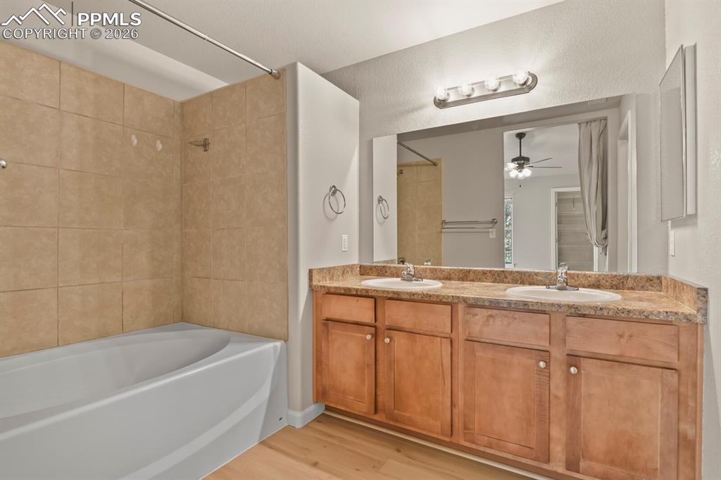 Image 20 of 31: Bathroom