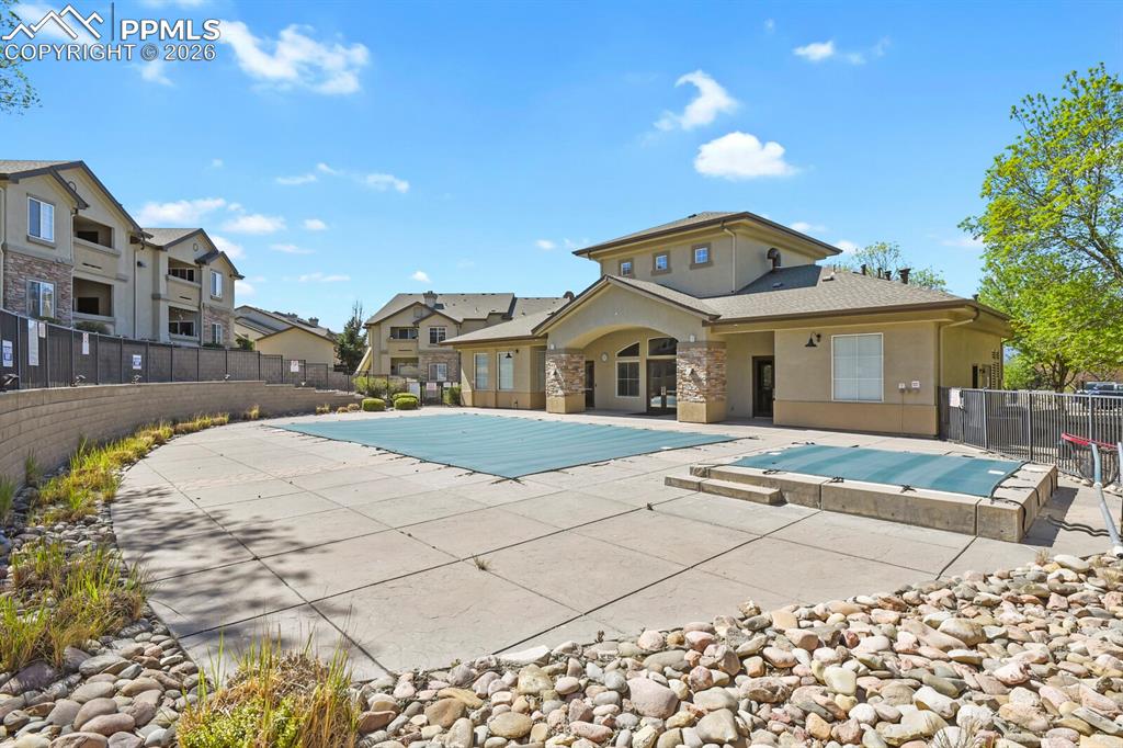 Image 30 of 31: Pool