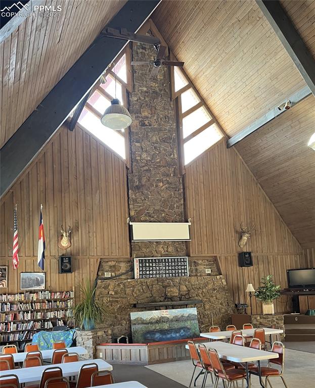 Image 23 of 45: Large gathering room in Lodge