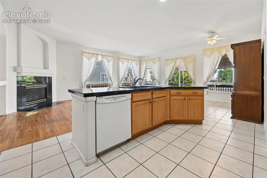 Image 15 of 35: Kitchen