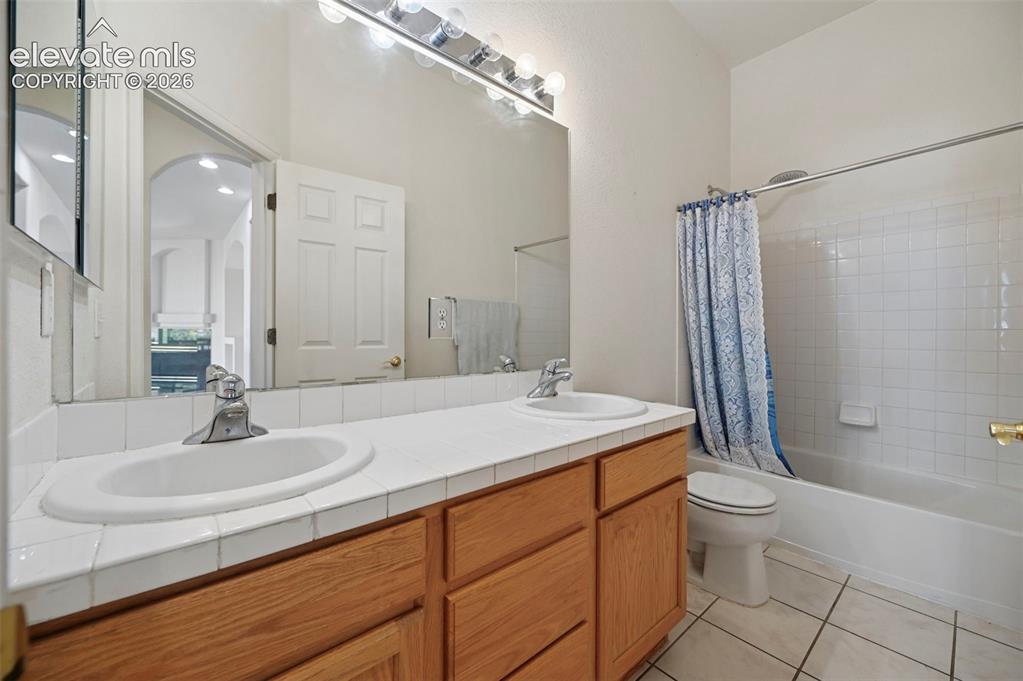 Image 19 of 35: Bathroom