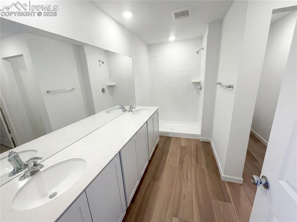 Image 10 of 21: Bathroom