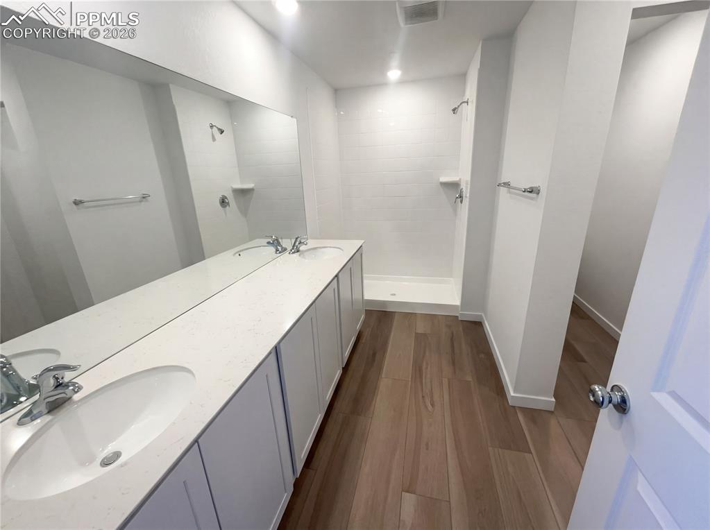 Image 11 of 21: Bathroom