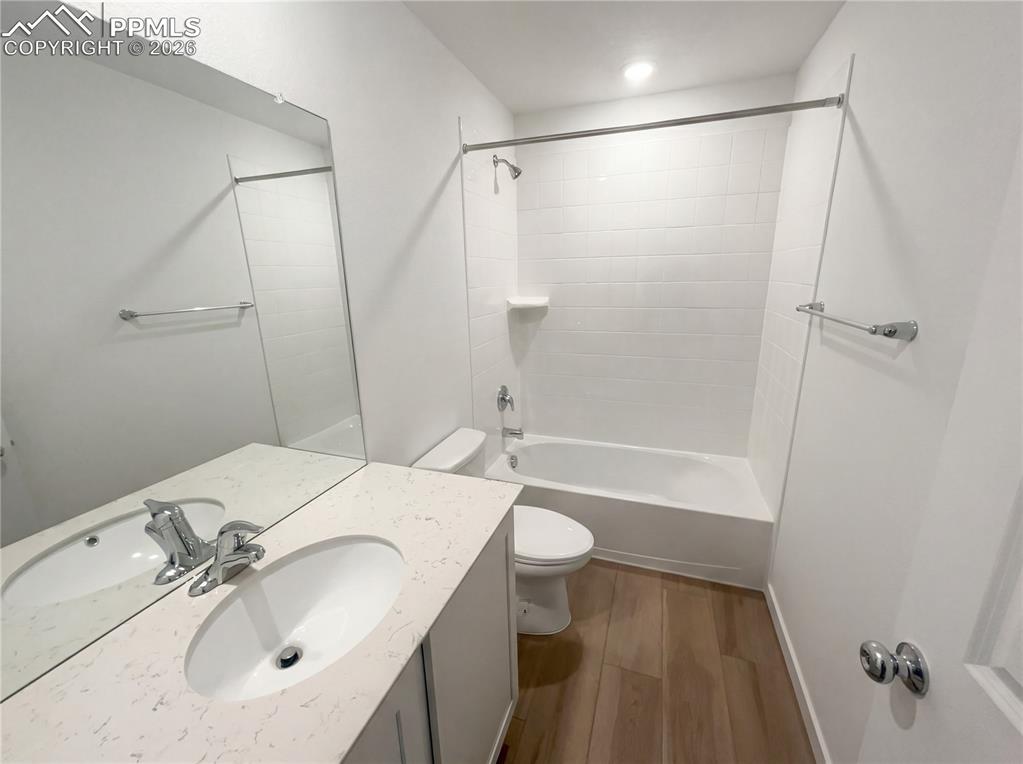 Image 18 of 21: Bathroom