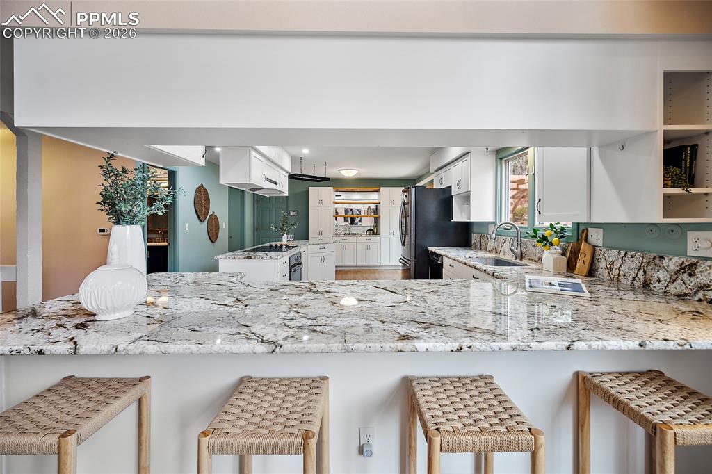 Image 10 of 50: Kitchen