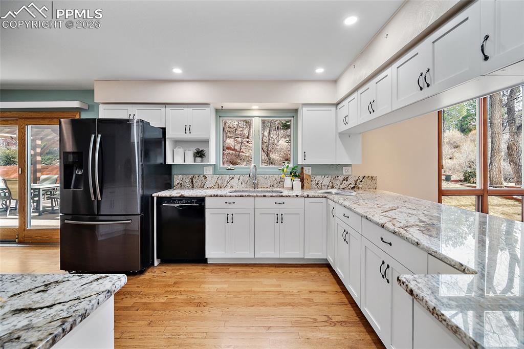 Image 11 of 50: Kitchen